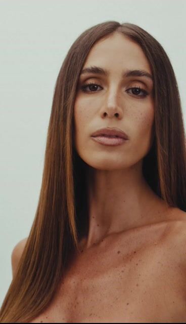 Video de VESTIDO BRIGITTE SUEDE TOMARA QUE CAIA COM RECORTE LATERIAL