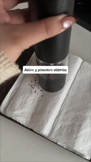 Video de Molinillos Salero Y Pimentero Eléctricos Recargables Usb Tipo C Automáticos Con Base Transparente Ajuste De Molienda Grinder Cocina Para Sal Pimienta