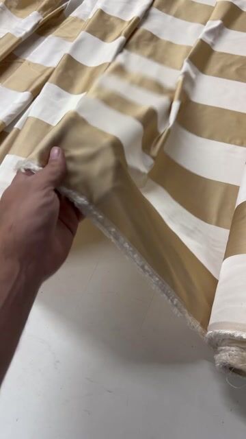 Vídeo de Tecido Tafeta Listrado 100% Seda - Off/Dourado