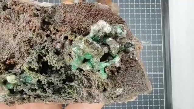 Video de 866 gr Brochantita y Atacamita (5 pz) - Minerales de Colección
