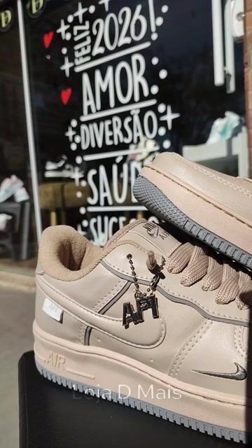 Vídeo de Tênis Nike Air Force 1 Bege com Forro Cinza