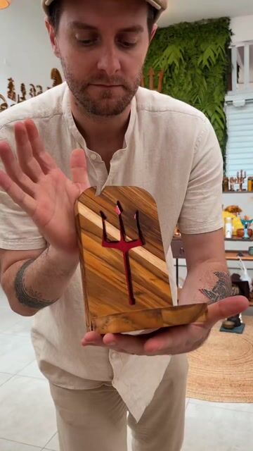 Vídeo de Kit Porta Vela Exu - 20cm Alt + Suporte Vidro Duplo + Vela 7 Dias Preta e Vermelha + Vela Palito Preta e Vermelha