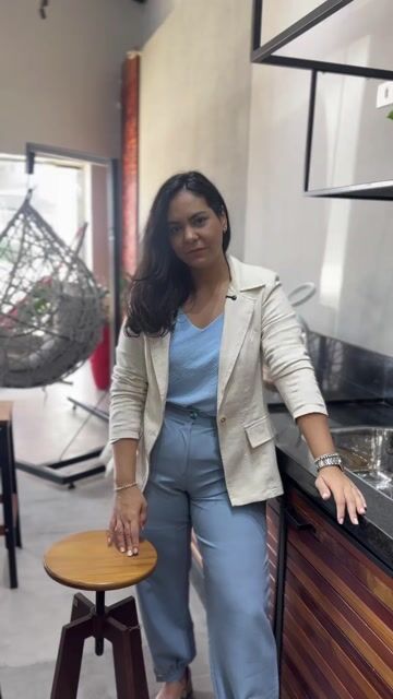 Video de Banqueta Industrial Giratória em Aço e Madeira Muiracatiara | Banqueta para Bancada, Cozinha e Área Gourmet