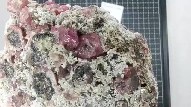 Video de 322 gr Granate Frambuesa y Vesuvianita (1 pz) - Minerales de Colección