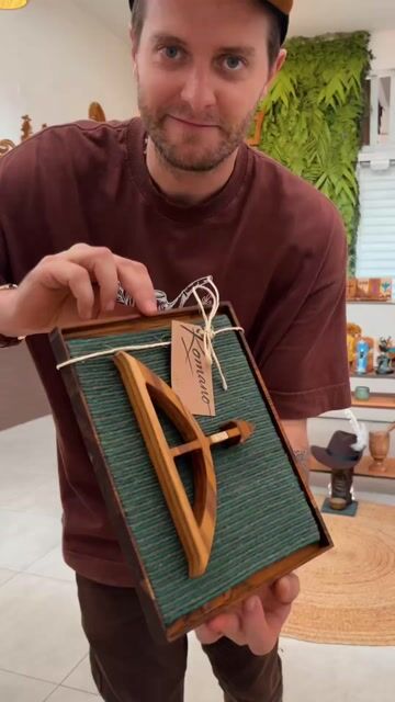Vídeo de Quadro Oxóssi - 21cm Larg x 27cm Alt - Collab Atelier e Romano