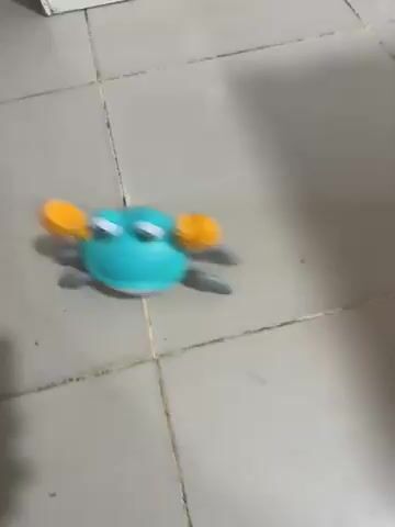Video de Cangrejo Bailarin Con Luz Movimientos Sonido Camina De Lado Naranja Claro