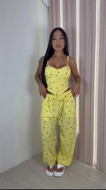 Video de Conjunto Cropped Corset e Calça Estampa Cereja