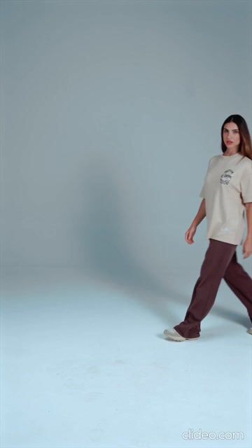 Vídeo de Camiseta Cristã Oversized "Deus é bom" Streetwear Unissex Premium