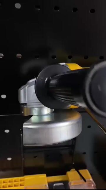 Vídeo de ESMERILHADEIRA 5” (125MM) 1.500W, 11.000 RPM, "EMBREAGEM ELETRONICA DE SEGURANÇA", 220V DWE4314-B2 DEWALT