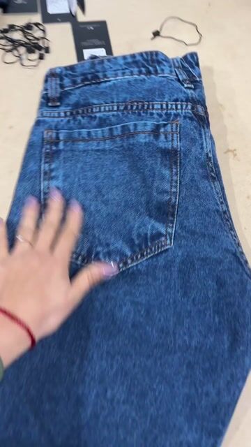Video de Pantalón Mom Azul Medio Tela Rígida – Estilo Urbano - Livo 38 al 50