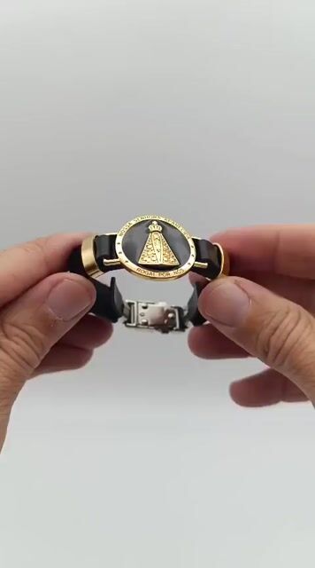 Video de Pulseira Preta com metal dourado resinado -Medalha de Nossa Senhora Aparecida- feixo prata