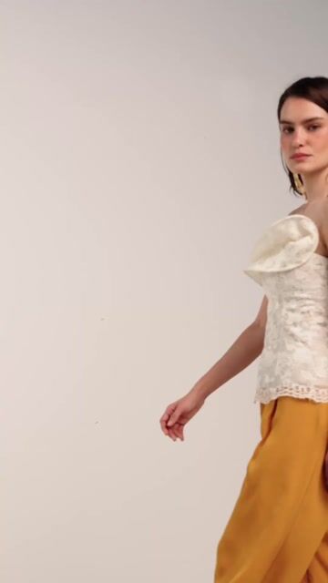 Vídeo de Bia Souza | Moda Autoral Feminina com Assimetria e Fluidez