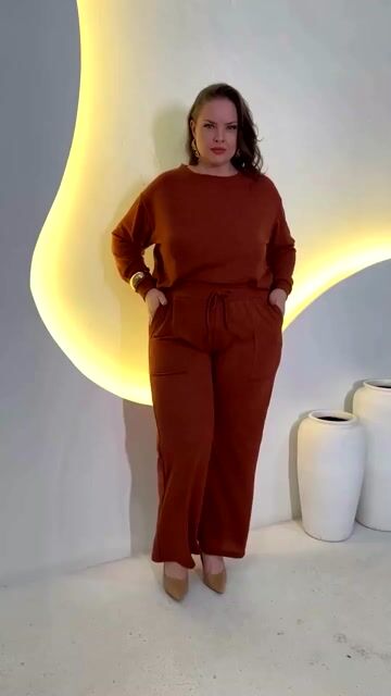 Vídeo de Conjunto Plus Size Elegance – Blusa Manga Longa e Calça Pantalona