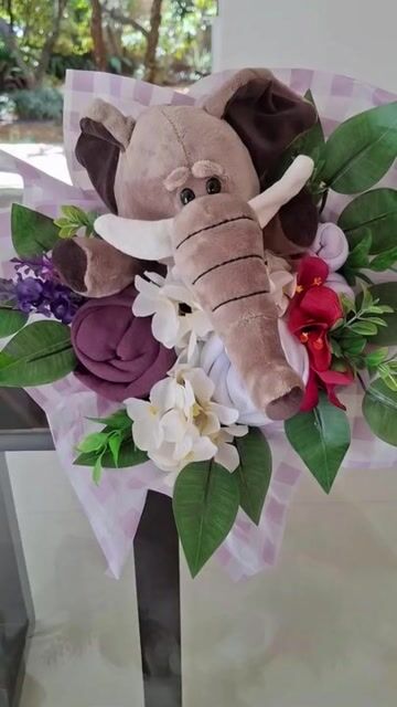 Vídeo de Bouquet de Roupinhas para Bebê com Elefante de Pelúcia Dante