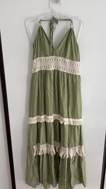 Video de ATACADO - Vestido Longo Frente Única Detalhes em Crochê - Viscosarja Acetinada - Ref: 3089