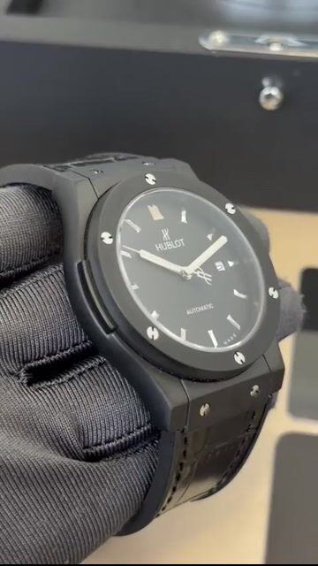 Video de Hublot Classic Fusion 42mm - AÇO PRETO/MOSTRADOR PRETO - SILICONE E COURO