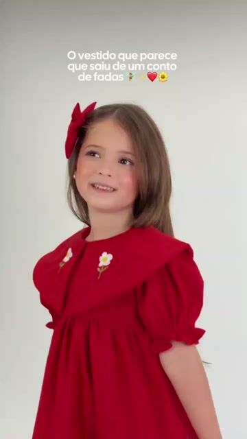 Video de Vestido luxo infantil em linho vermelho Natal com bordado e laço de cabelo