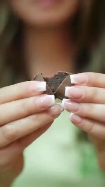 Vídeo de Bananinha Cremosa Tradicional Coberta com Chocolate ao Leite (Preço por unidade R$ 2,49)