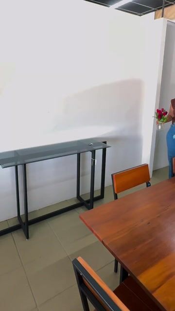 Video de Aparador Ômega em Aço e Vidro Fumê para Sala, Hall e Entrada | Casa Rigo