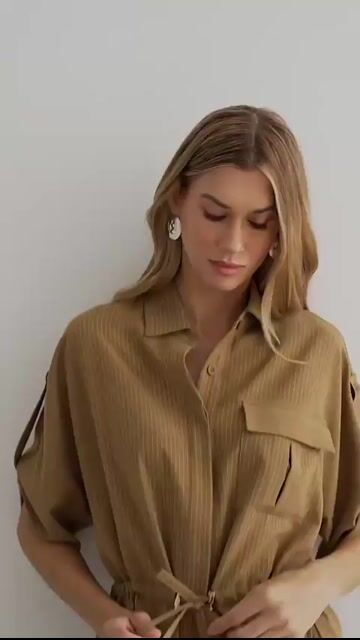 Vídeo de Conjunto de alfaiataria com parka e calça pantalona cor bege risca de giz