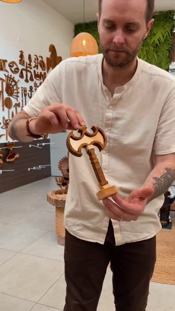 Vídeo de Porta Guia Xangô Espelhado Marrom - 20cm Alt