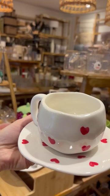 Video de TAZA + PLATO CERÁMICA CORAZONES ROJOS
