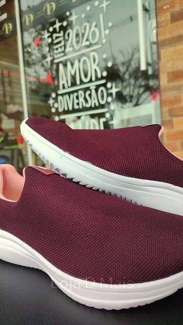 Vídeo de Tênis Esportivo Slip-On Bordô
