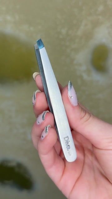 Video de Kit 2 Pinças Sobrancelha Chanfrada Diamantada Autoclave Prata