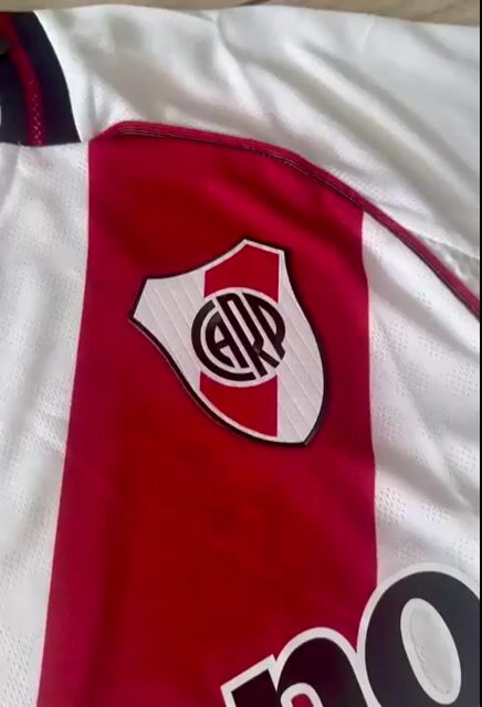 Video de CAMISETA RIVER 2025/26 MANGA LARGA TITULAR - TELA JUGADOR