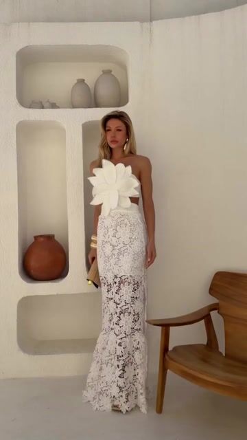 Vídeo de Vestido Longo em Renda Floral com Top de Flor 3D e Fenda Lateral