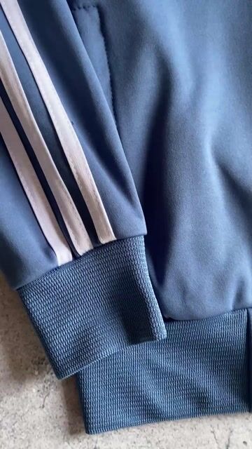 Video de Campera Adidas Sst - Azul Aero