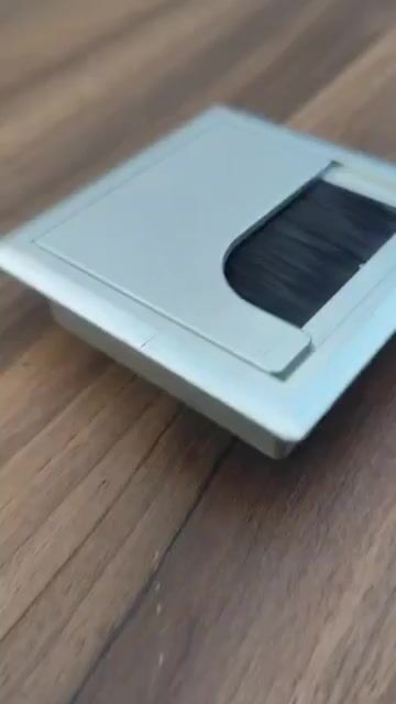 Video de PASACABLE GRIS CUADRADO CON CEPILLO ESCRITORIO COD: 31776