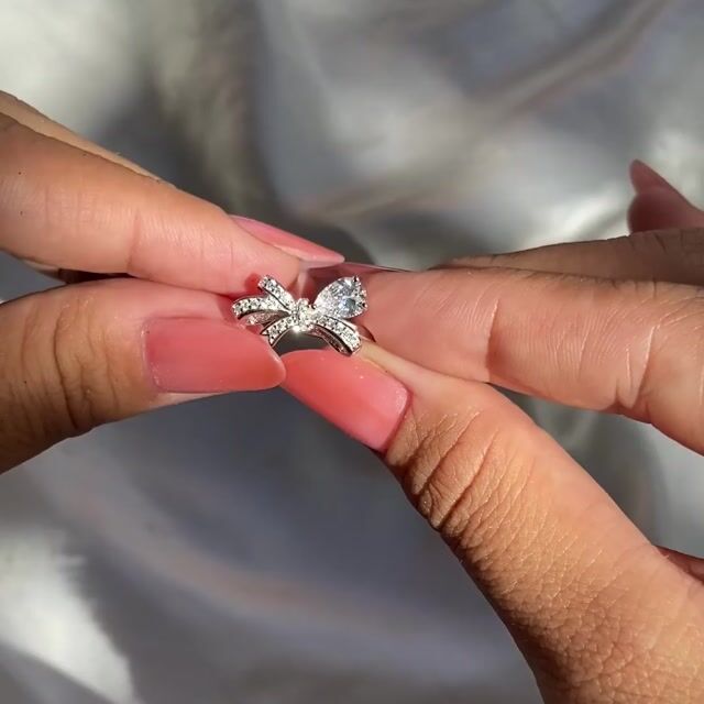 Video de Anel Jamile · Prata 925 · Pera · Design Laço Cravejado