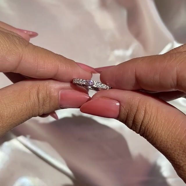 Video de Anel Mia · Prata 925 · Coração Rosa · Aliancinha Cravejada