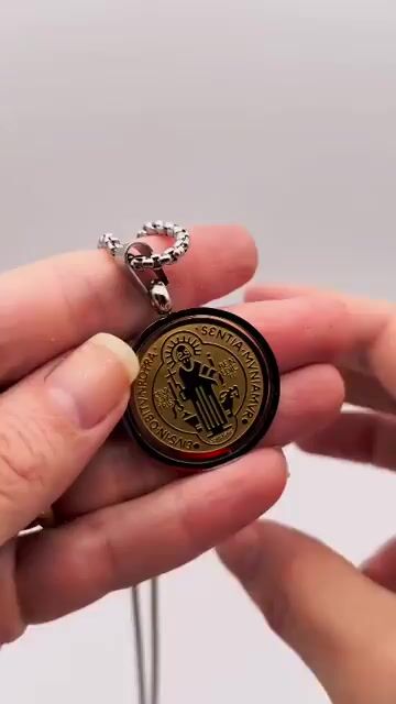 Video de Colar Medalha de São Bento -giratória -