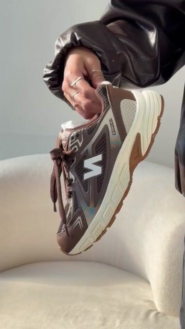 Vídeo de Tênis Modinha NB modelo Retro Abzorb 2000 Café Disponível do 34 ao 39