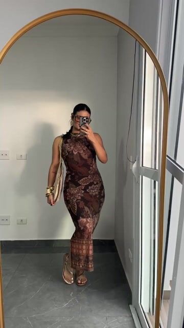 Vídeo de Vestido Midi Tule Forro Regata Gola Alta Fendas Estampado Ângela Marrom 2