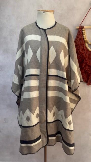 Video de Kaftan de Lã Listrada Branco Marrom Zara M