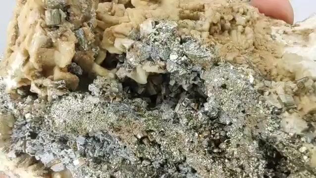 Video de 1.53 kg Dolomita sobre Pirita (1 pz) - Mineral de Colección