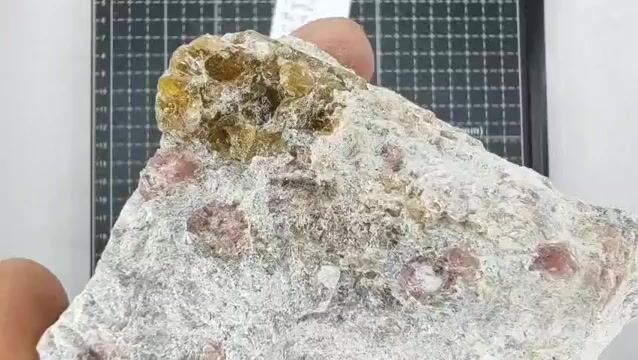 Video de 456 gr Granate Frambuesa y Vesuvianita (1 pz) - Minerales de Colección