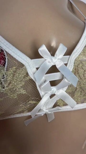 Video de Conjunto transparente con moños e hilos dorados talle 90