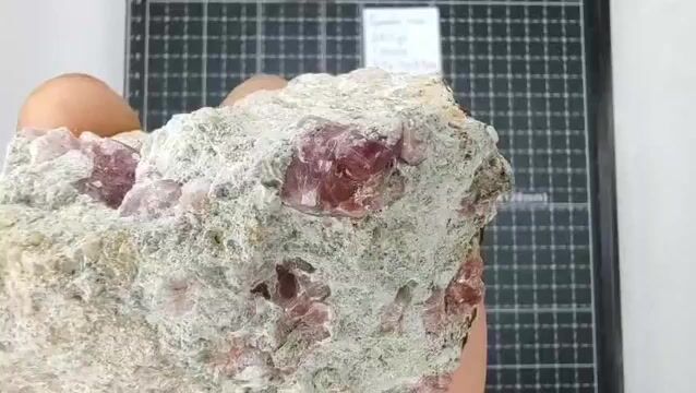 Video de 205 gr Granate Frambuesa con Vesuvianita de Coahuila (1 pz) - Mineral de Colección