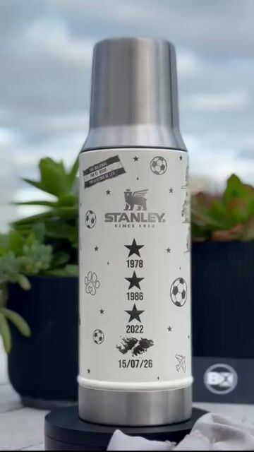 Video de TERMO STANLEY (Mate System 800ml) - FULL GRABADO - TEMÁTICA FÚTBOL: MESSI - ENZO FERNÁNDEZ - MALVINAS