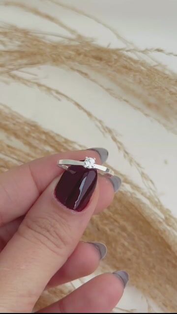 Vídeo de Anel Solitário 4 Garras Em Prata 925