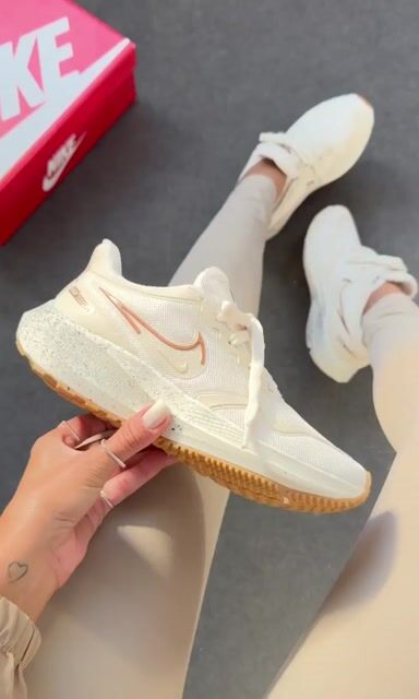 Vídeo de NIKE NK47 - NUDE