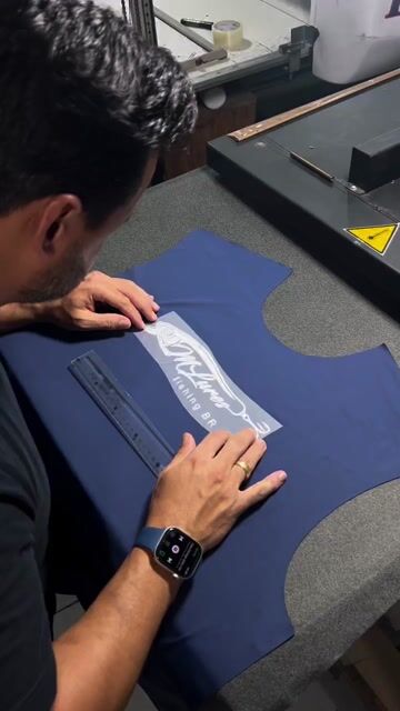 Video de Camiseta de Poliamida Personalizada com Capuz e Bolso Canguru