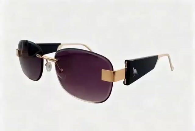 Video de Óculos Kanguru Glasses Casual Luxo Retrô. Haste em Acetato Preto Brilhoso e Metal Dourado. Lente Fumê.