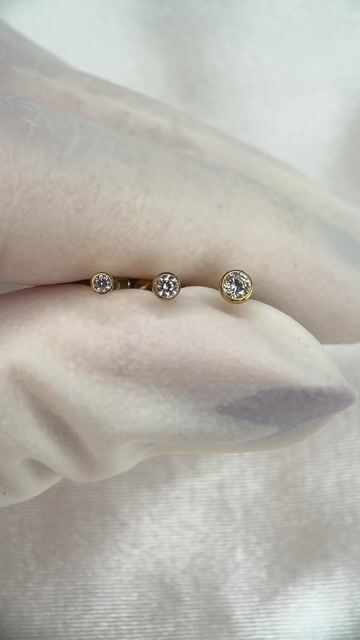 Vídeo de Labret ponto de luz encapsulado zircônia rosca interna - Haste 1.2 - Titânio PVD Gold