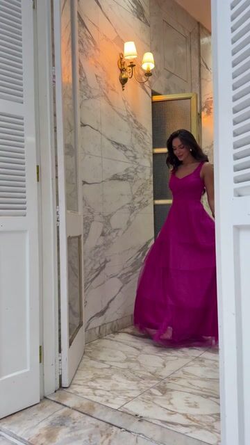 Vídeo de Vestido Longo de Festa Yara Fúcsia em Tule com Brilho e Saia em Camadas