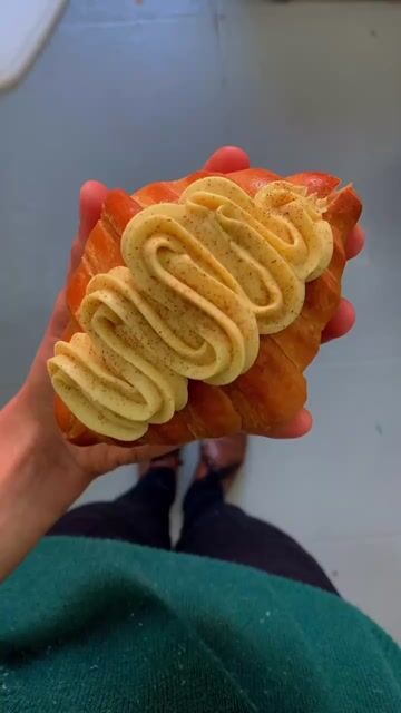 Vídeo de SUPER Croissant Curau - chocolate branco com milho - 1 unid.